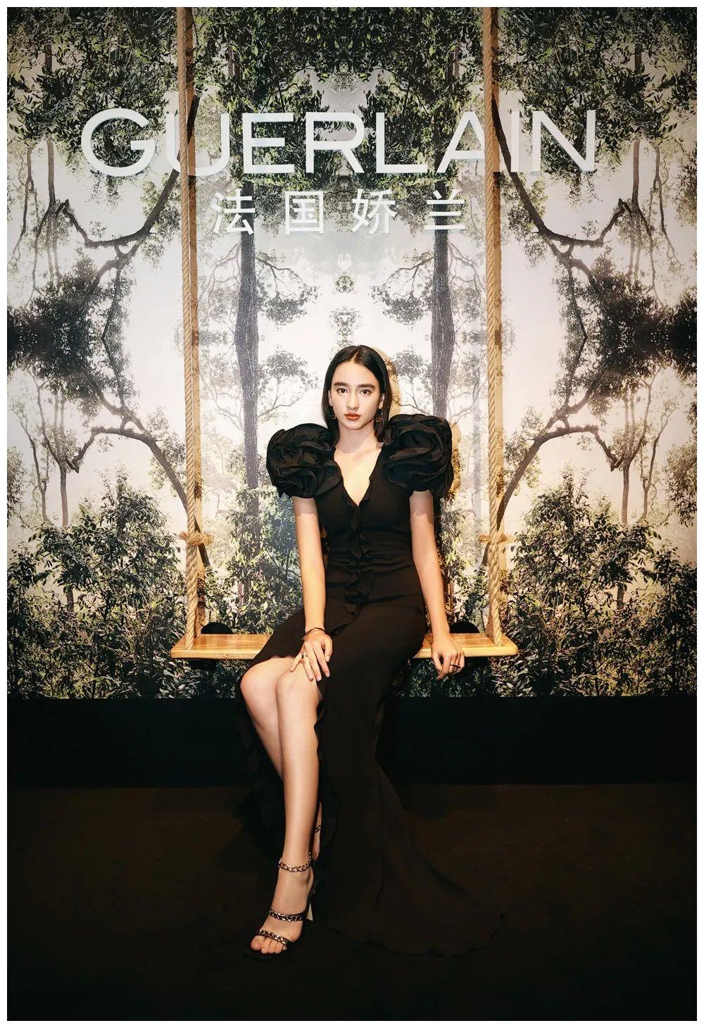 00后美女李宛妲化身暗夜精灵!魔鬼身材性感迷人