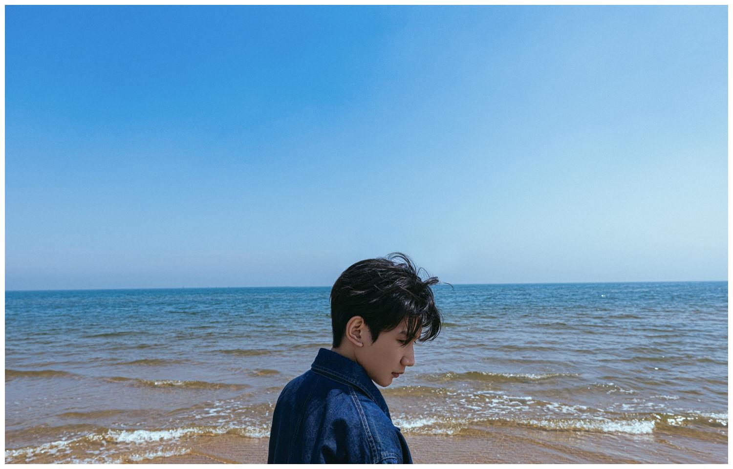 王源更博晒海边照感谢每个夏天都有你