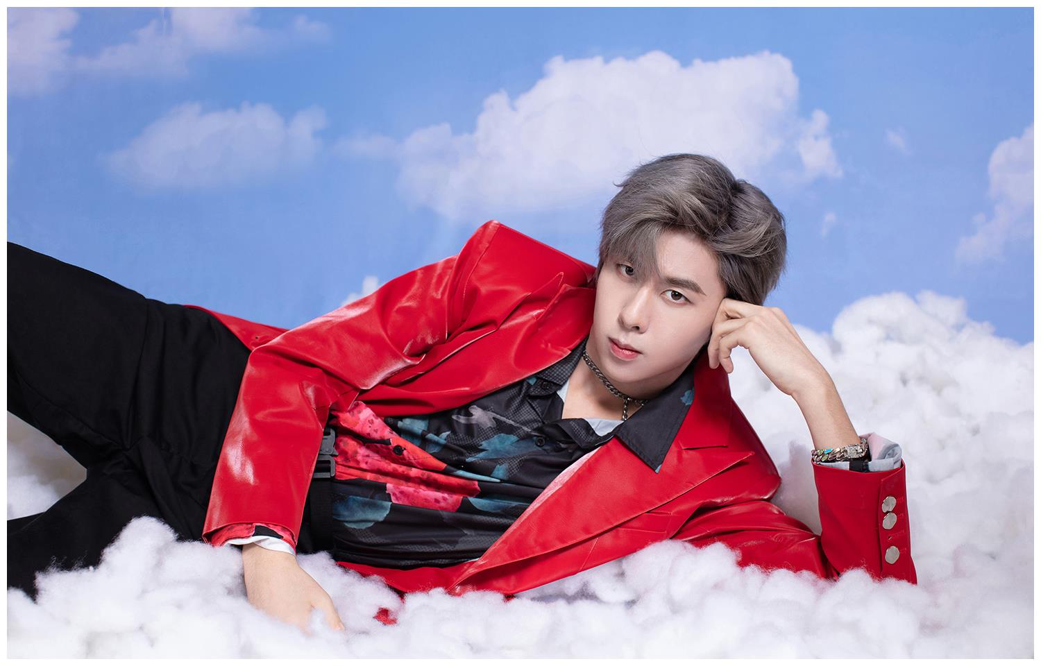 段旭宇亮相时尚盛典 红衣耀眼气质满分