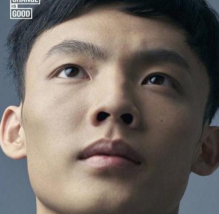 有演员,歌手甚至是网红,而徐杰和他们在一起,气质丝毫不落下风