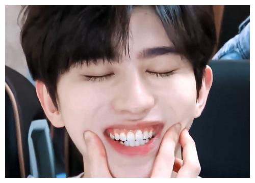 蔡徐坤龇牙大笑被截图看清他牙齿那一刻想知道他用的啥牙膏