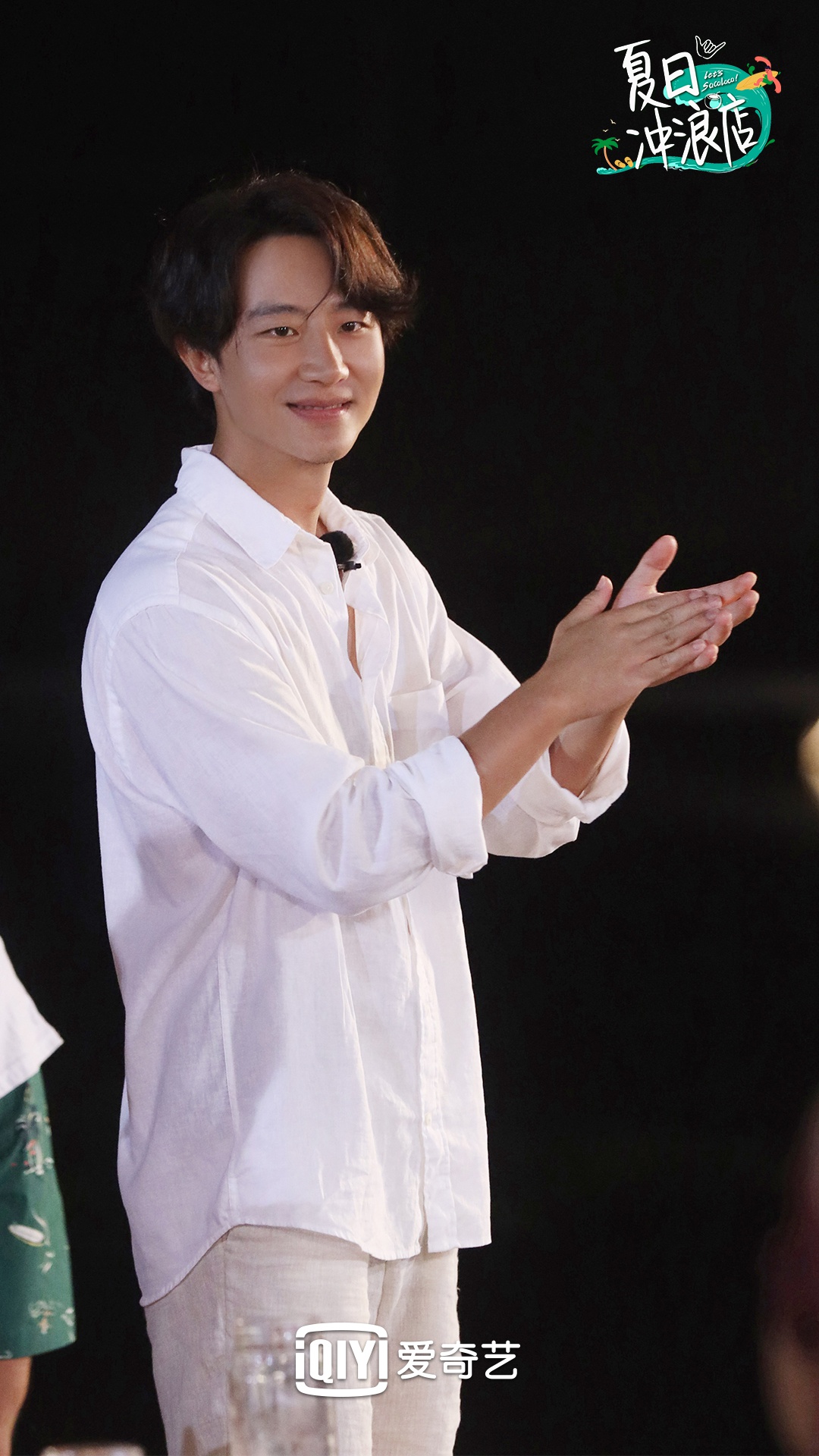 在节目中,面对来到店里的热情阿姨团,黄轩主动和阿姨们互动聊天,并且