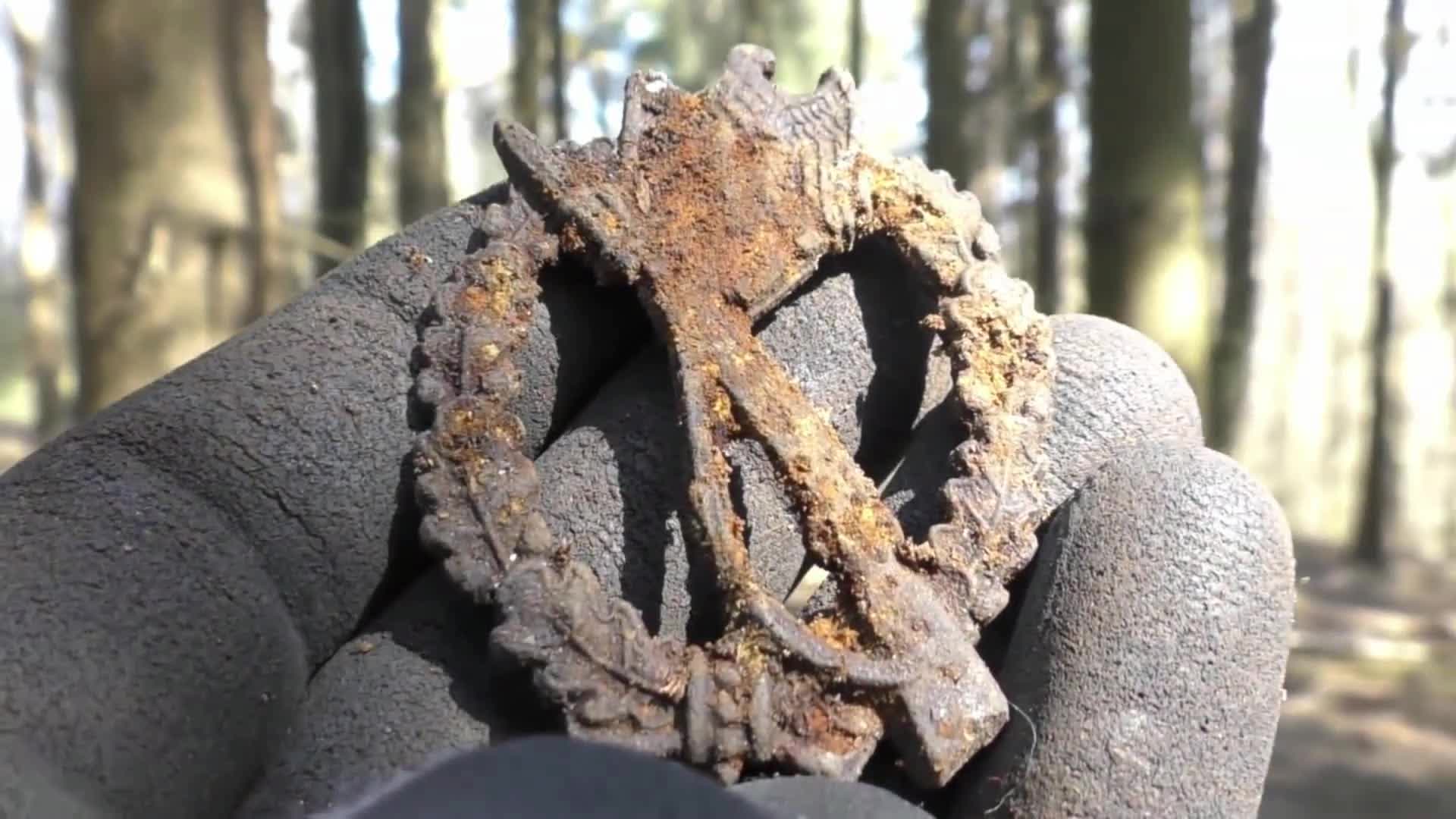 找到一把二战时期的手枪,都快锈烂了,看形状应该是瓦尔特pp