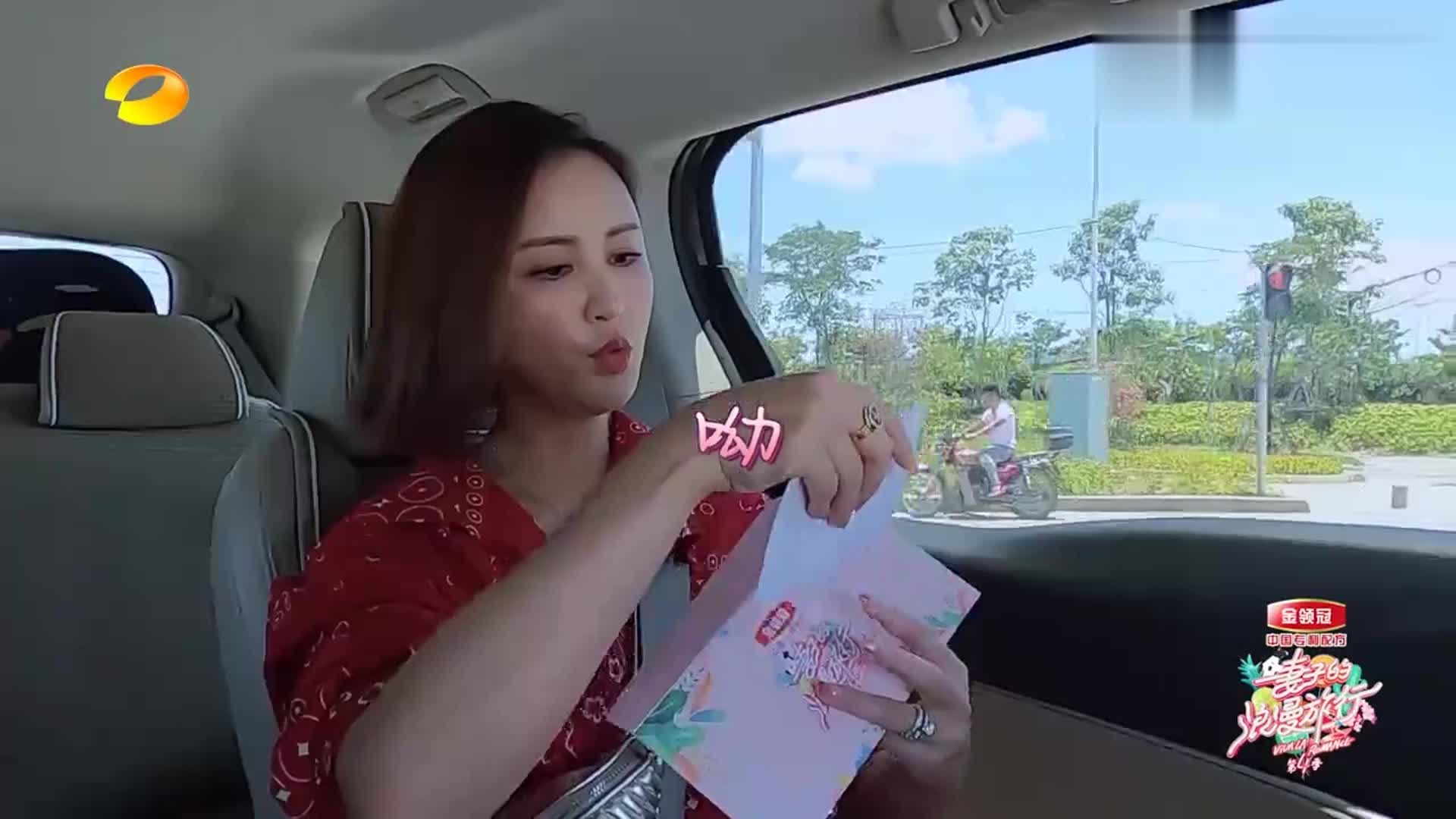 男嘉宾有超人梦,现场直接手撕衣服,真猛!