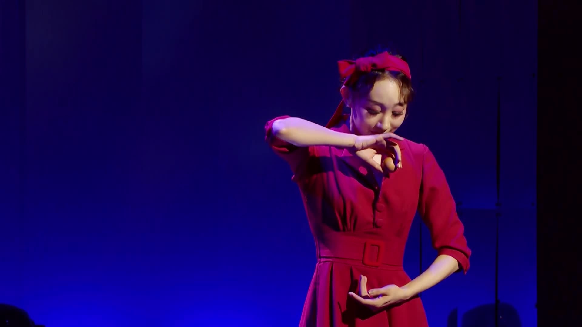 现场版,用歌声把故事用他的方式讲出来…… 为您推荐: 《冰肤传说》