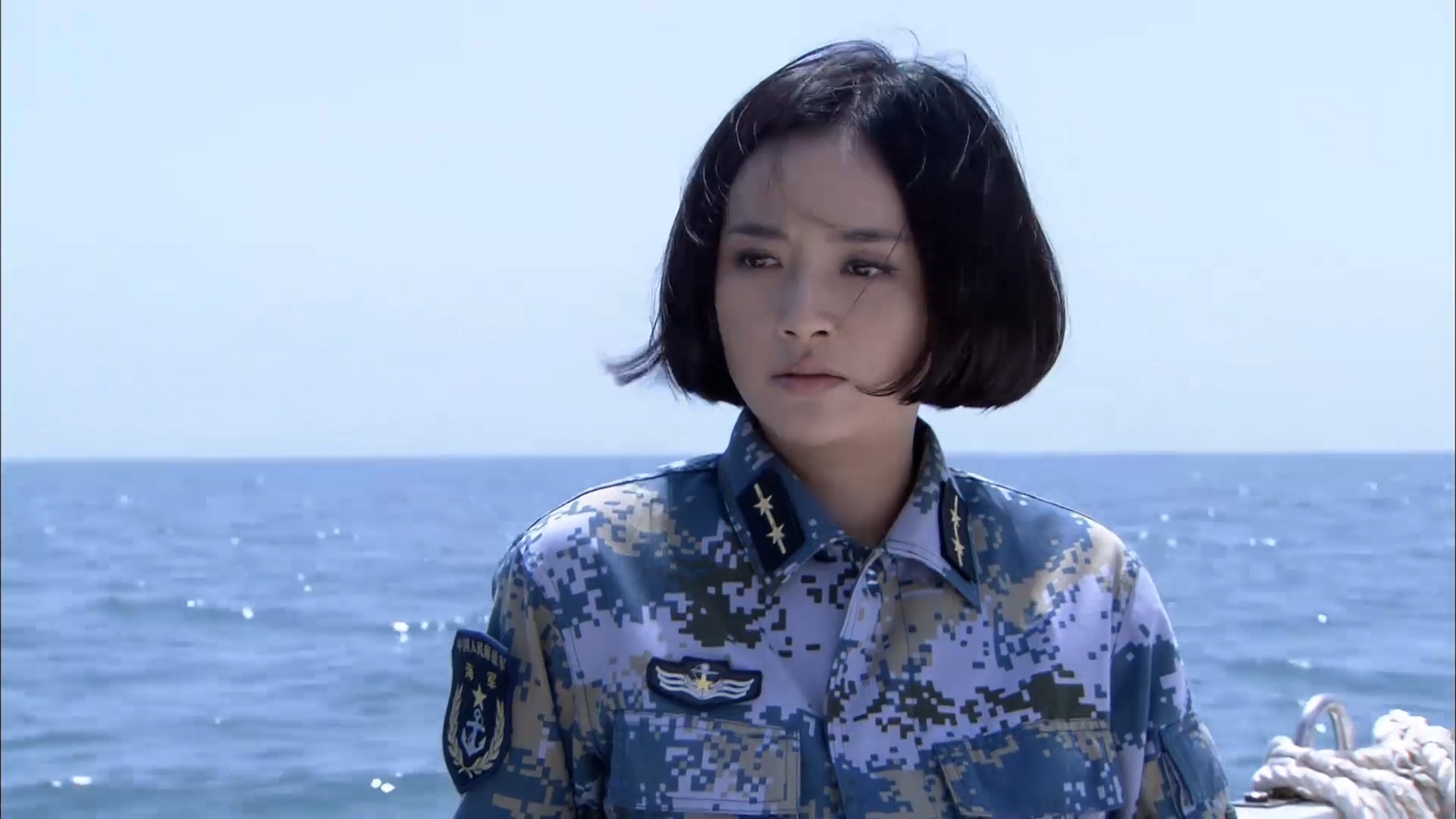 火蓝刀锋蒋小鱼与女首长被困大海竟碰上恐怖分子