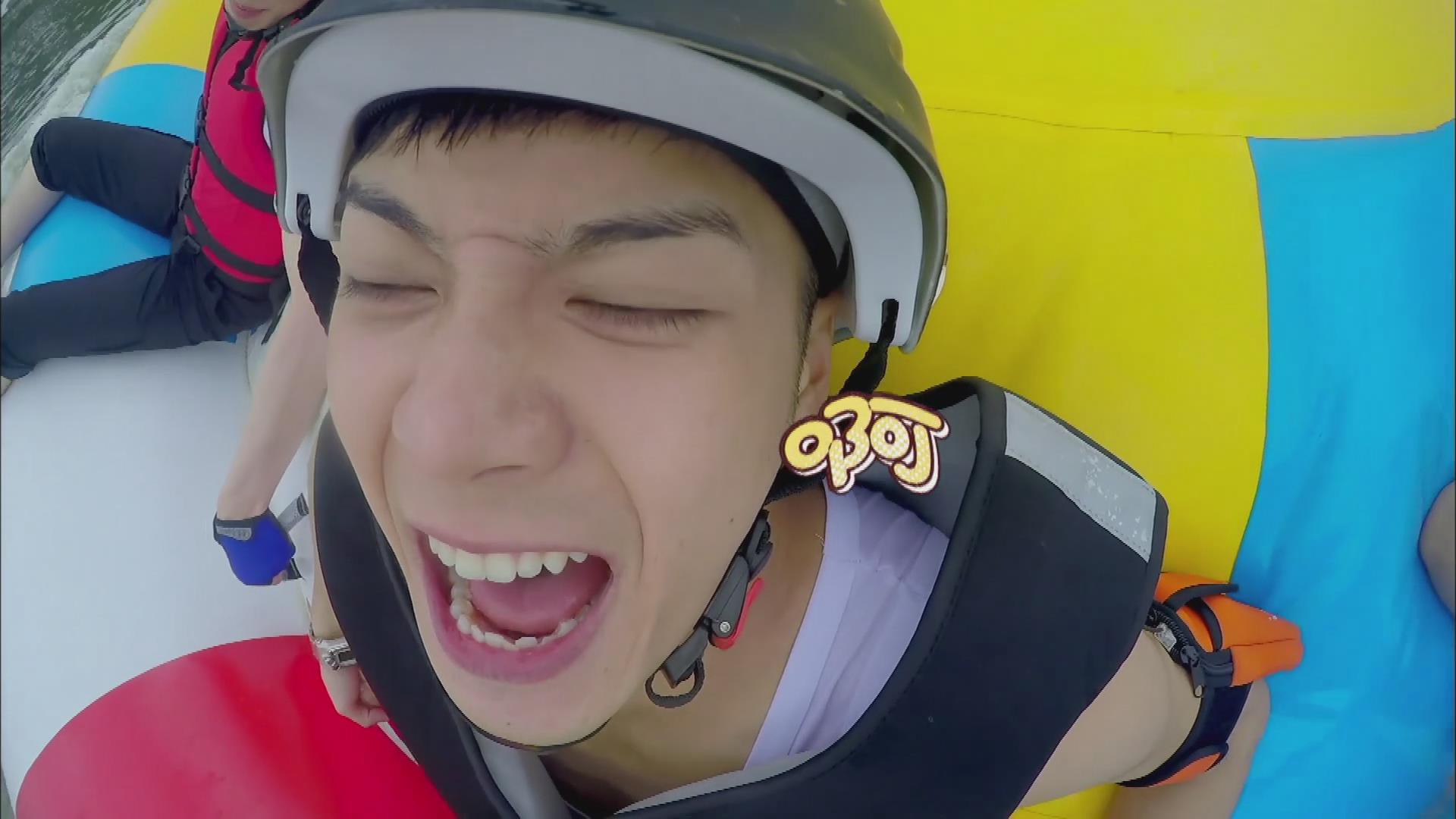 我们战斗吧:王嘉尔被汽艇拉着在水上飞,表情逐渐失控!