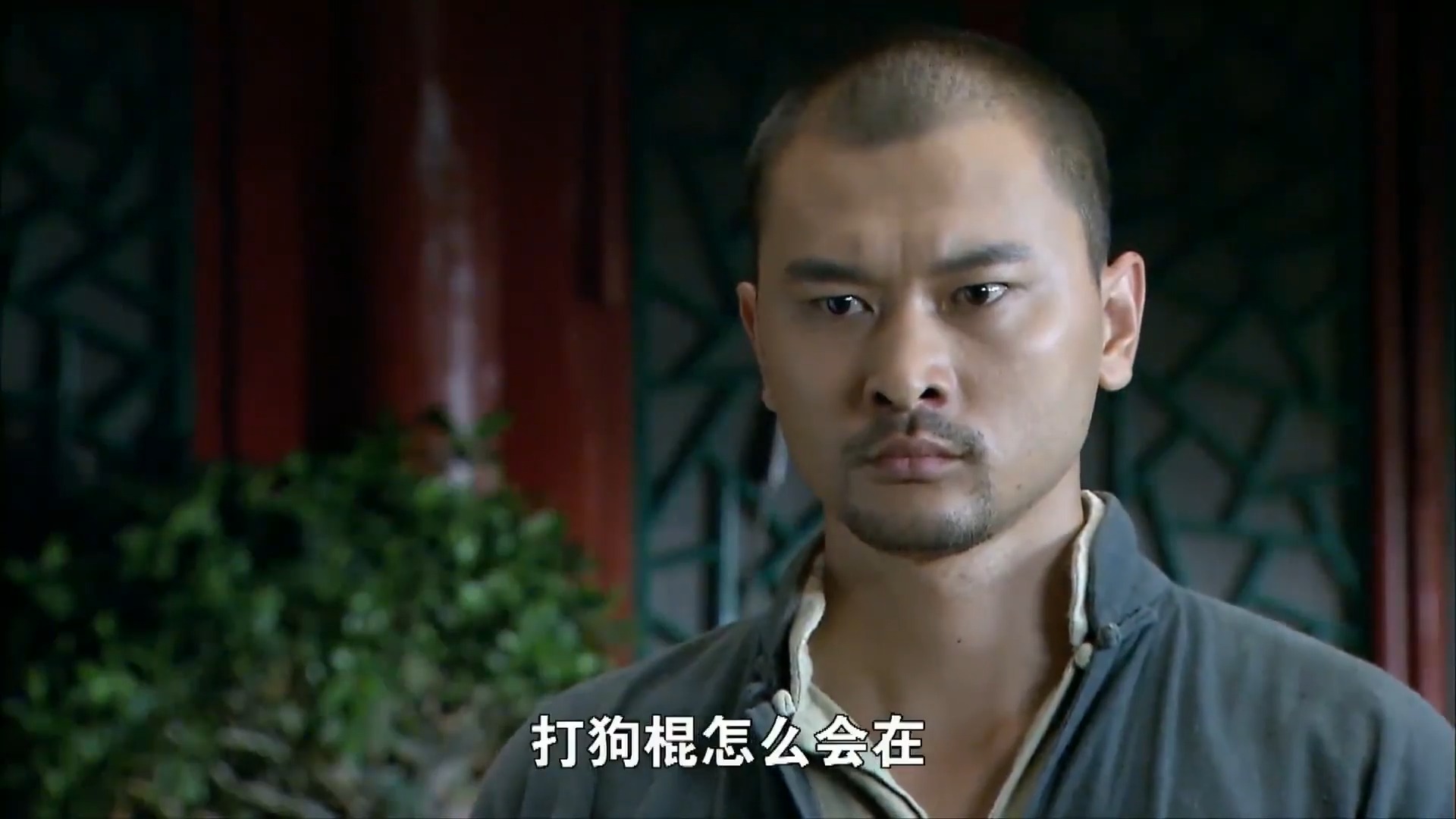 打狗棍:杆子帮圣物打狗棍已经出现,白头巾男人是何身份?