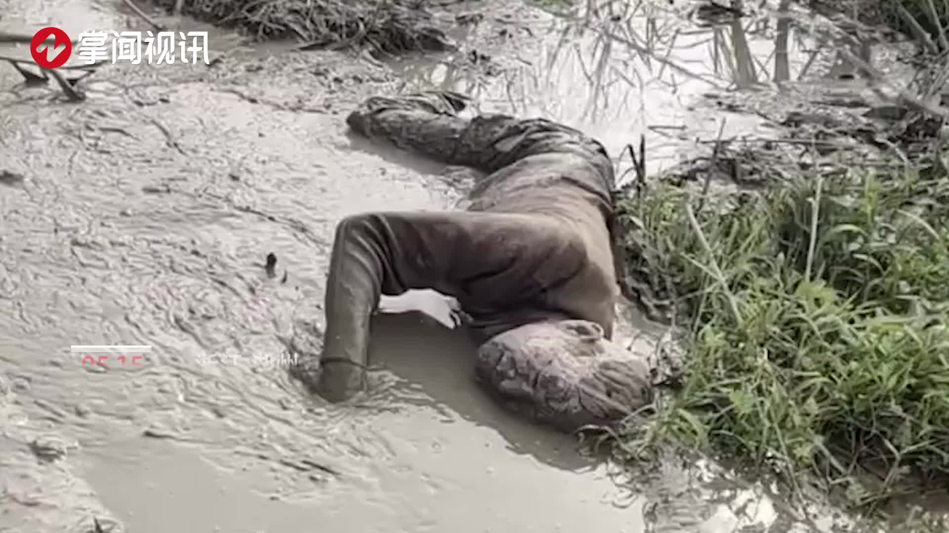 76岁老人深陷沼泽被困1天1夜,儿子含泪答谢救援人员