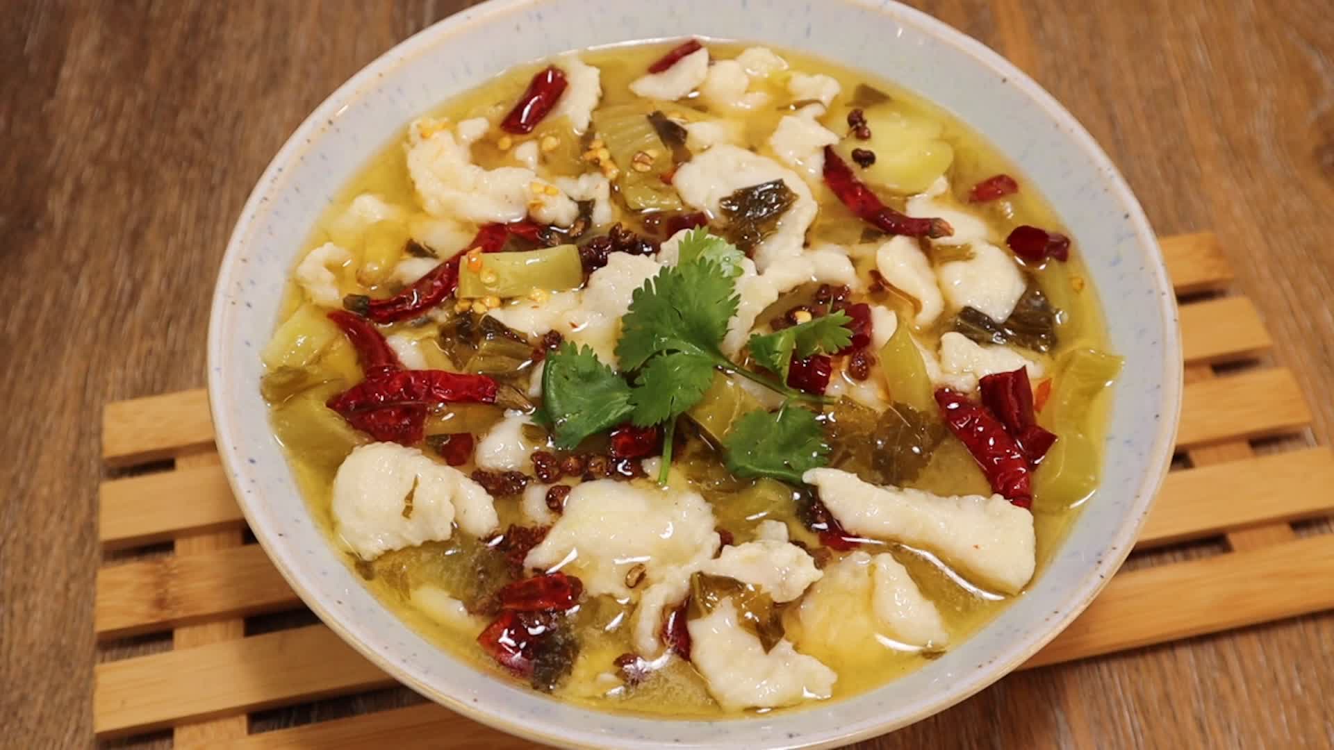 教你正宗的酸菜鱼做法,鱼片无骨无刺滑嫩可口,做法简单又详细.