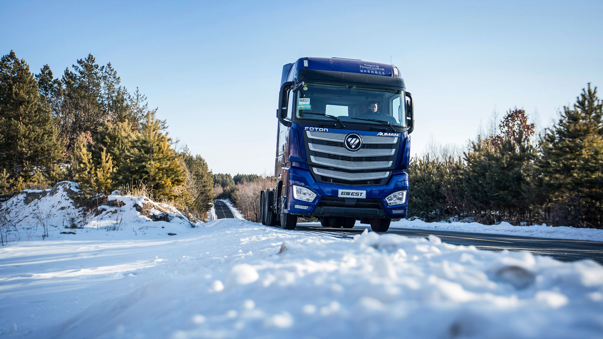 以真实力驰骋北国大地欧曼煤炭运输车无惧恶劣天气