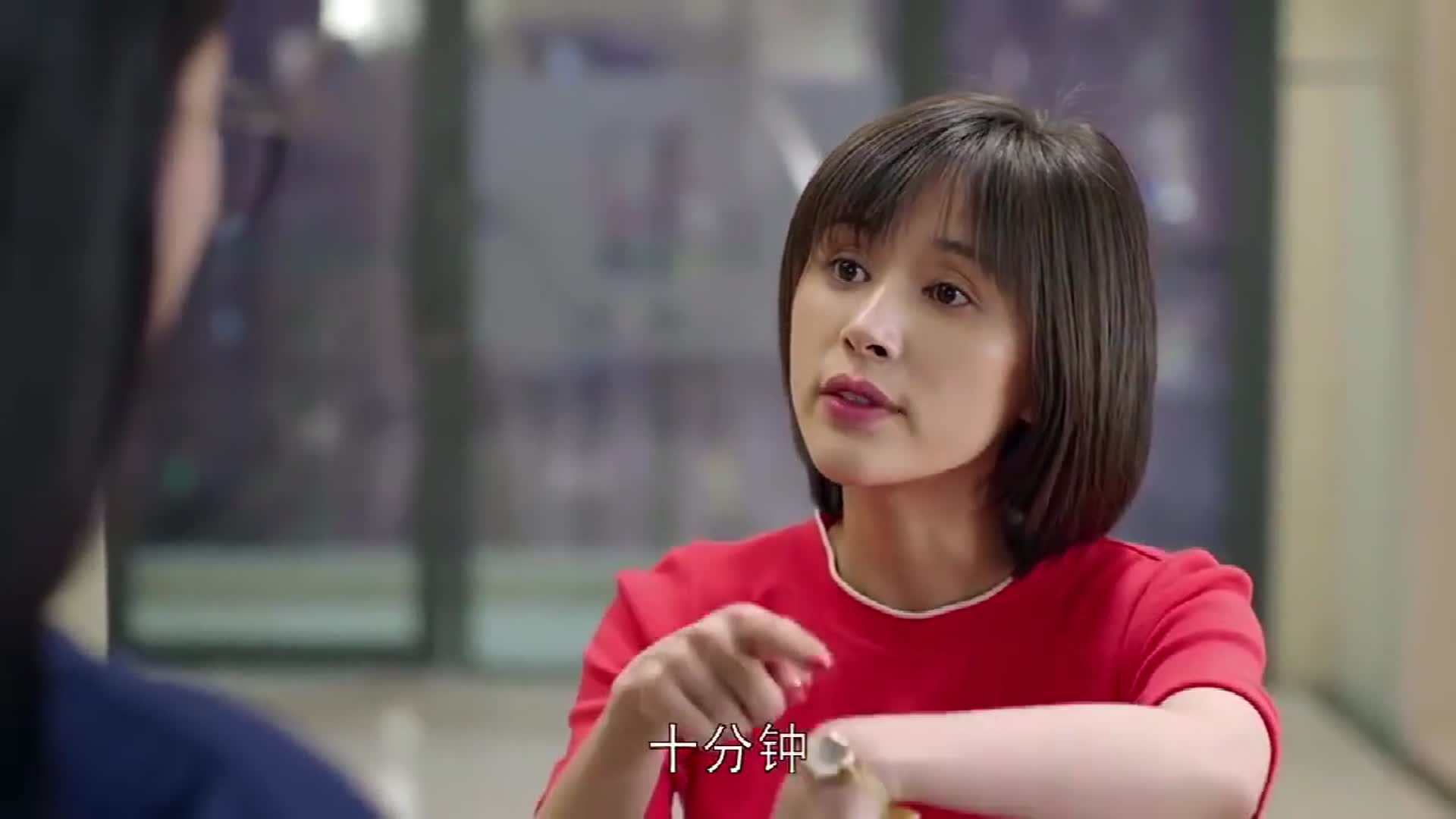 欢乐颂小曲被警察敲门错怪2203的姑娘报警原来是隔壁女神