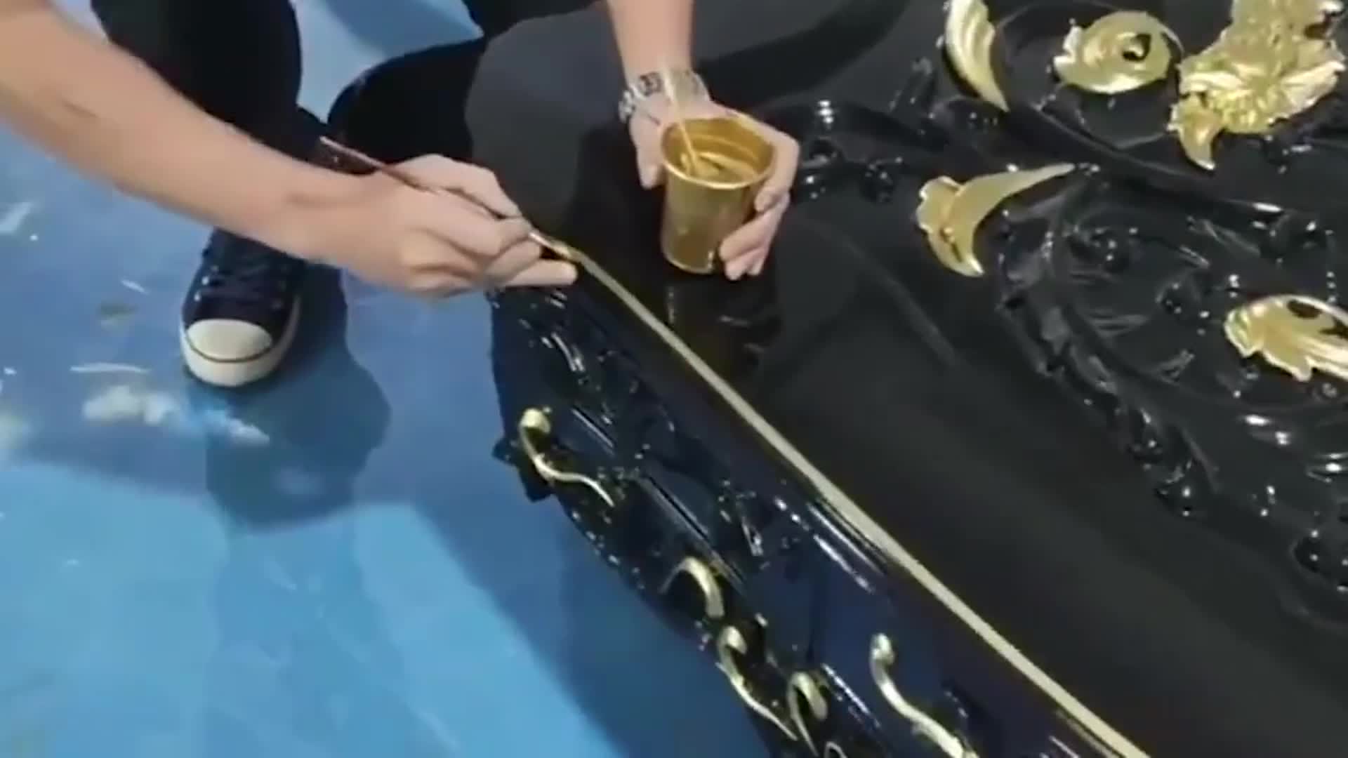 给家具描金的技术,要求一笔到位,过程中不得有任何闪失!|娱乐|好看|经典_新浪新闻