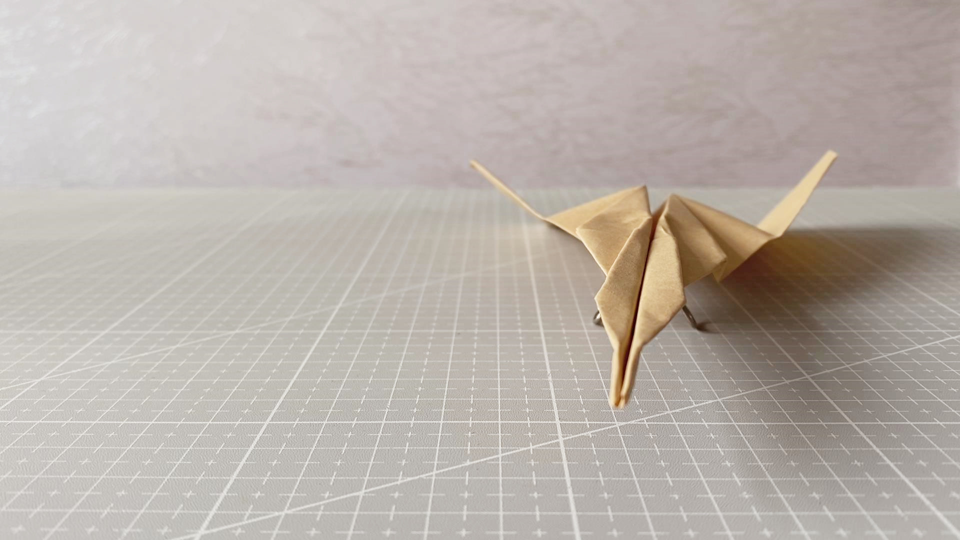 一架流线型的回旋纸飞机!