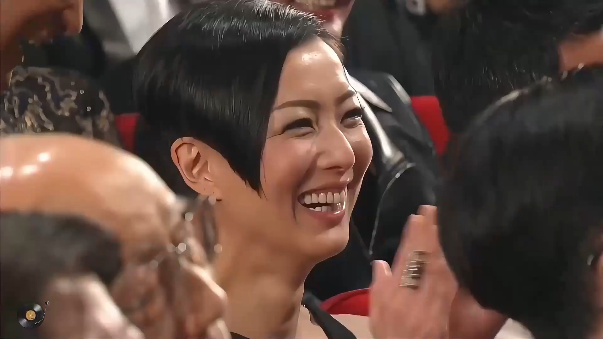 怀旧民谣来袭！《秋千》轻快歌声，唤醒童年记忆中的纯真时光