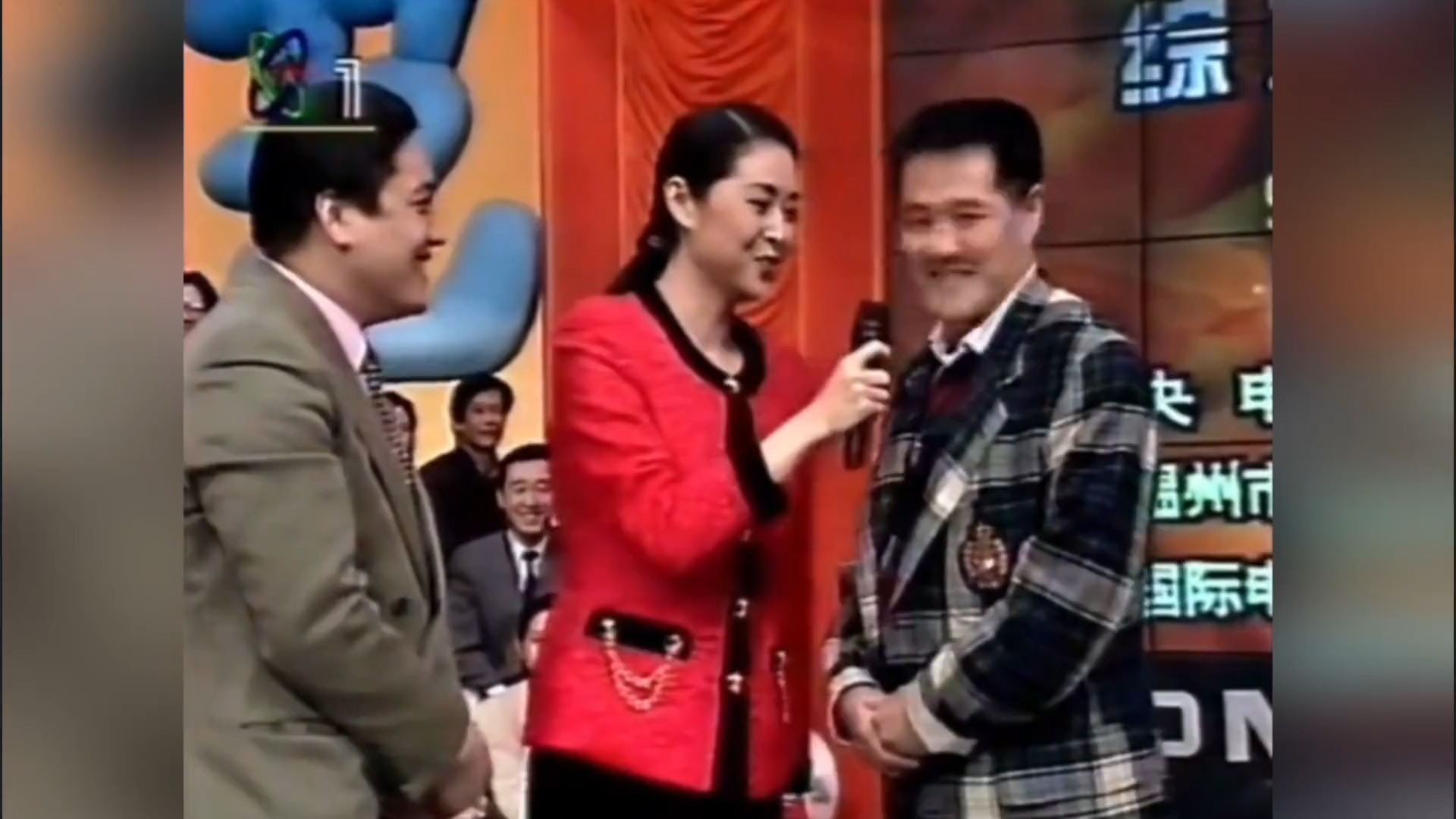 赵本山替闵惠芬表演，一曲《二泉映月》拉的真不错，还得礼物了！