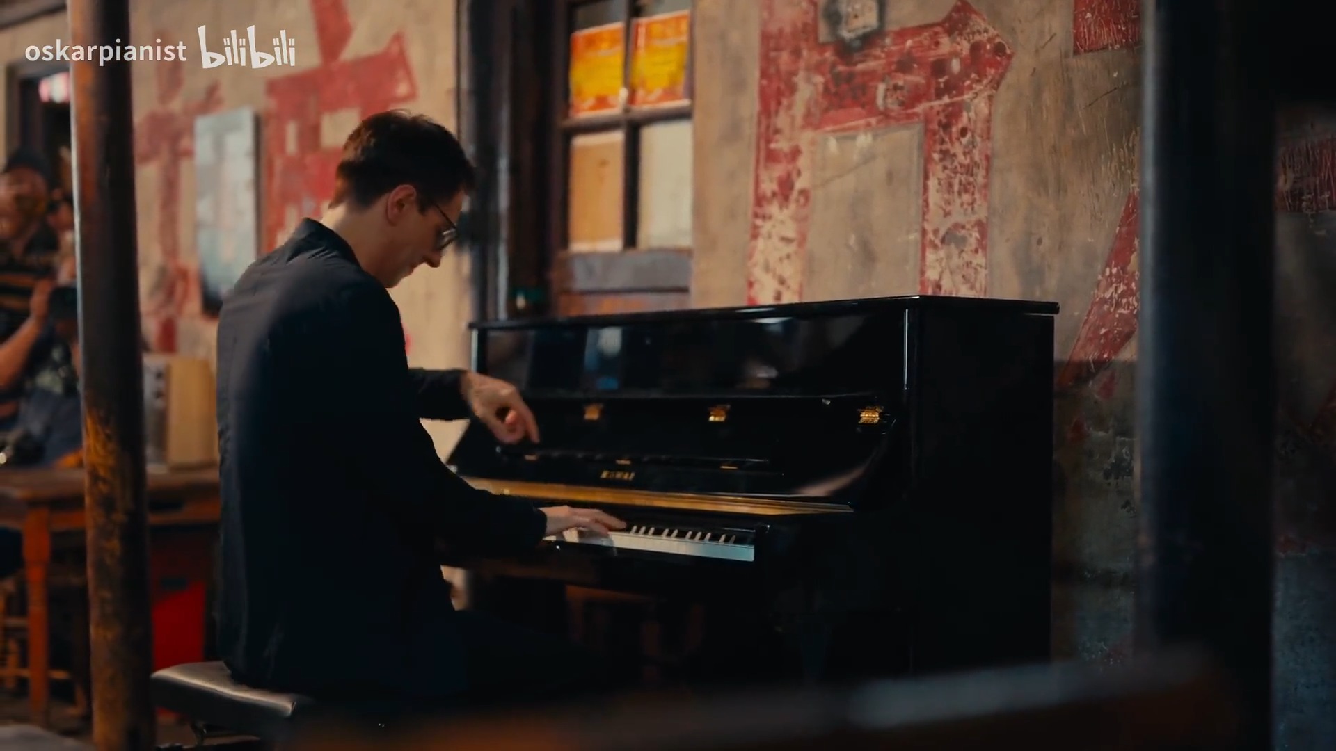 成都老茶馆里，德国钢琴家弹《海阔天空》，引全城静听