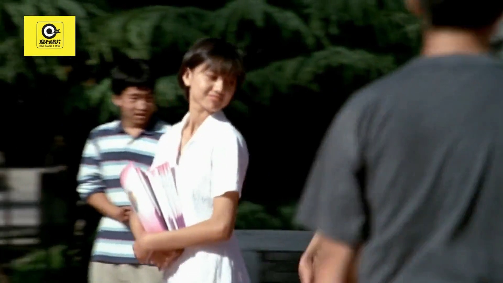 有谁知道她是谁，老狼的这首校园民谣《恋恋风尘》，好听啊