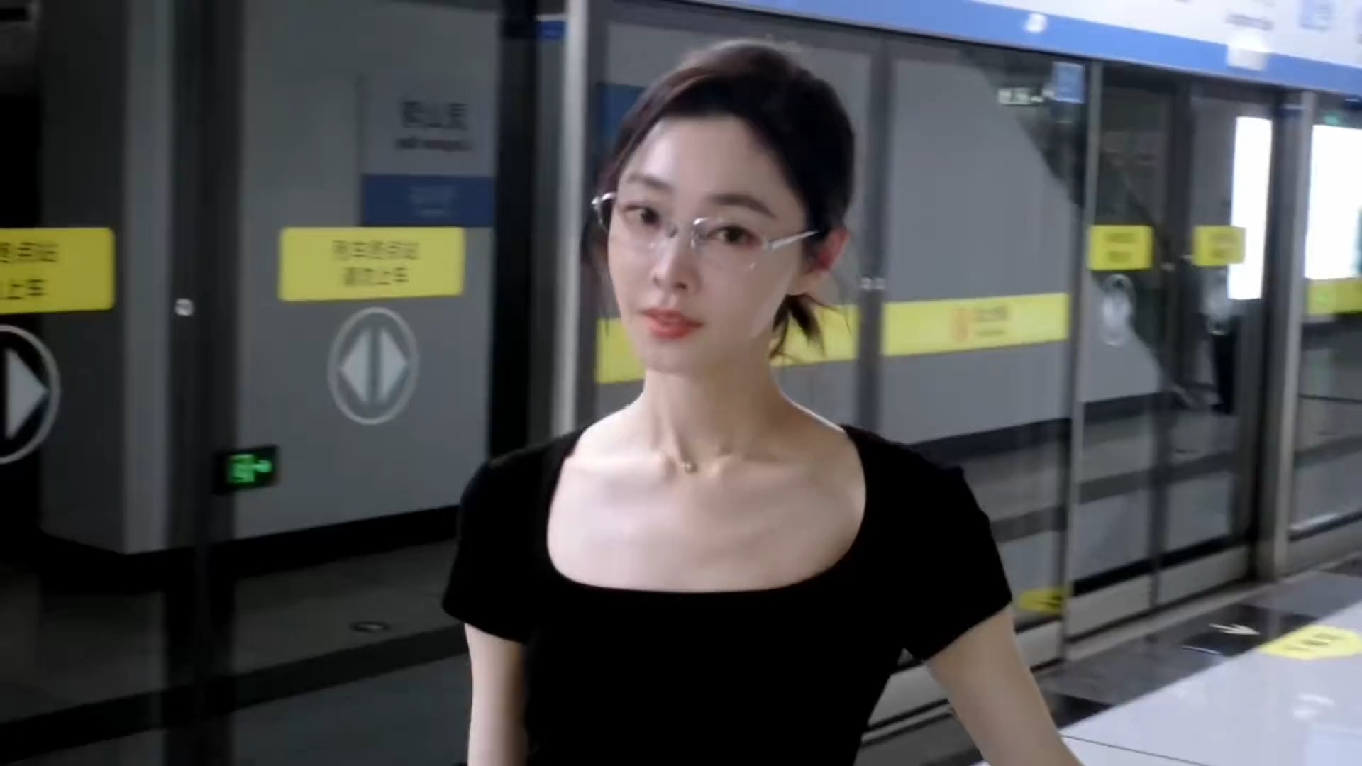 这小眼镜一带，这小眼神谁看谁不迷糊啊！宋轶