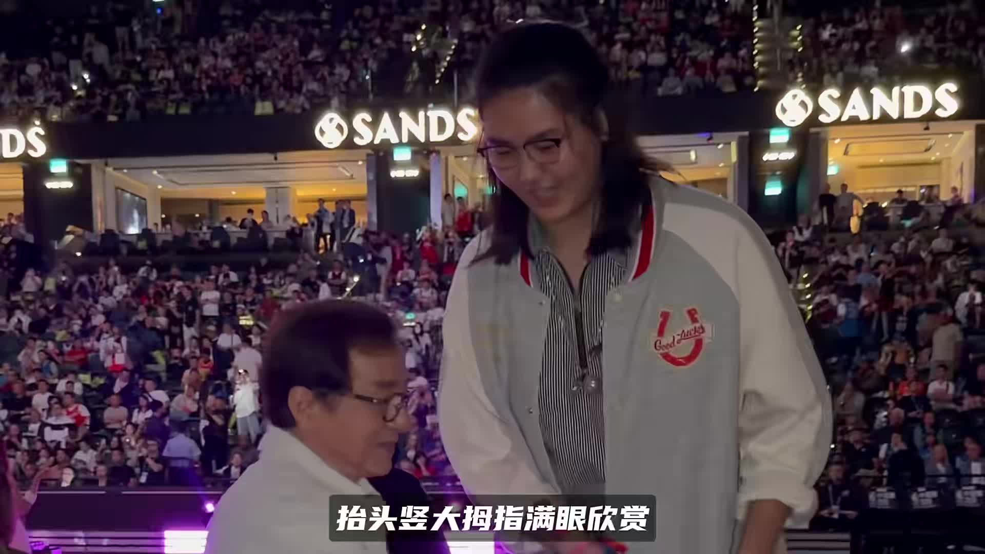 成龙澳门遇2米26张子宇！抬头竖大拇指满眼欣赏，身高差太可爱