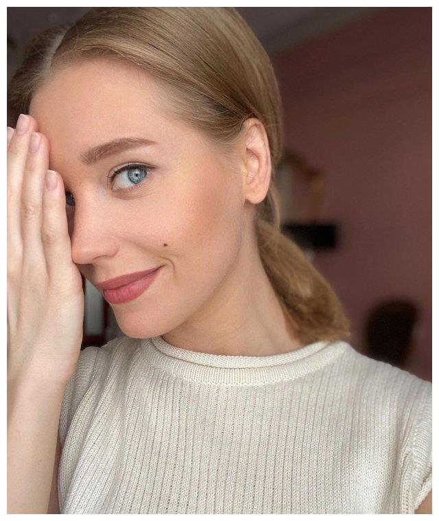 女星阿斯姆斯由金发女郎变黑发女郎了还有什么隐情吗