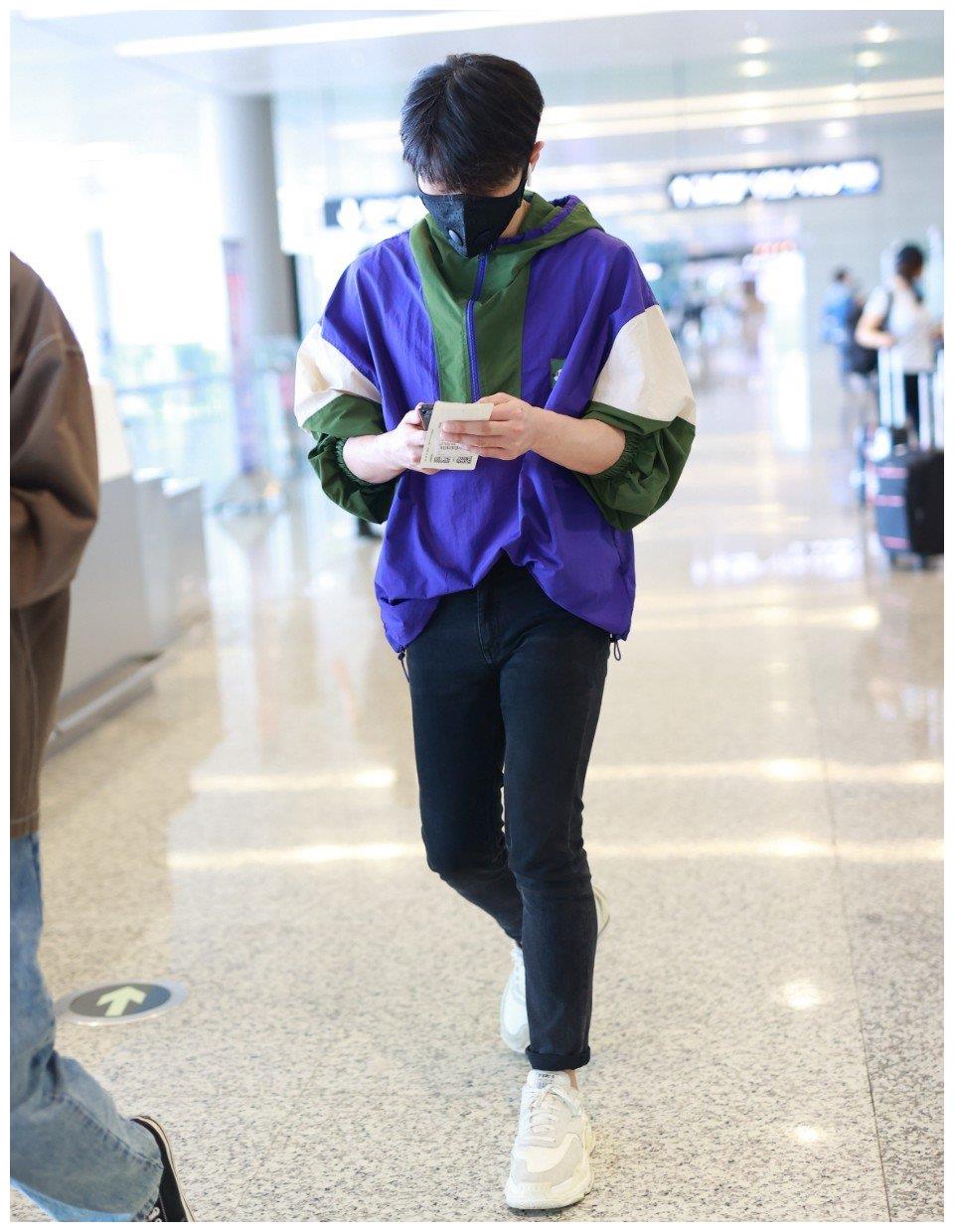 李荣浩卫衣加牛仔裤亮相机场一双长腿颇有力量感