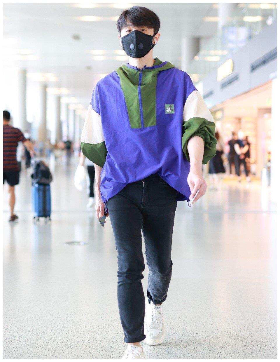 李荣浩卫衣加牛仔裤亮相机场一双长腿颇有力量感