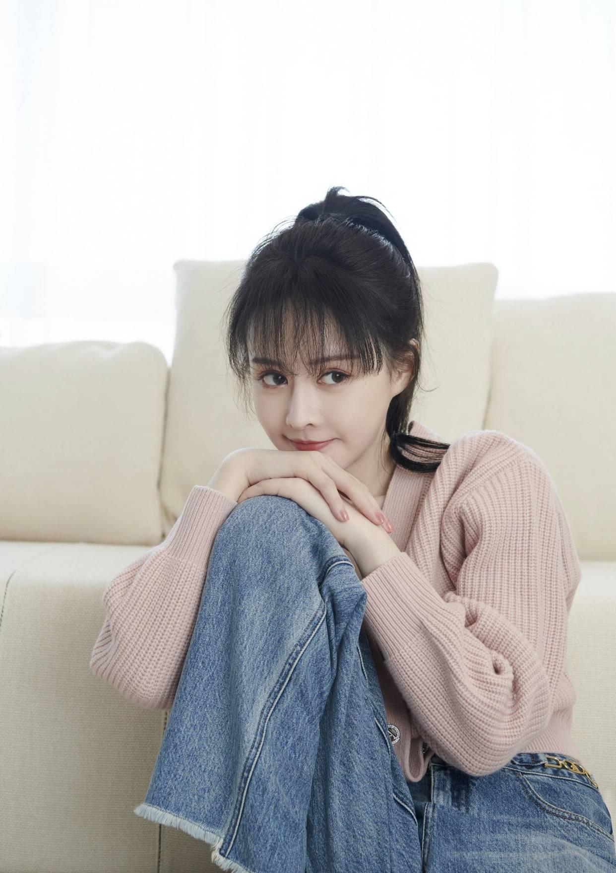 云千千少女感十足初秋大片清新自然粉色毛衣更显亲和气质