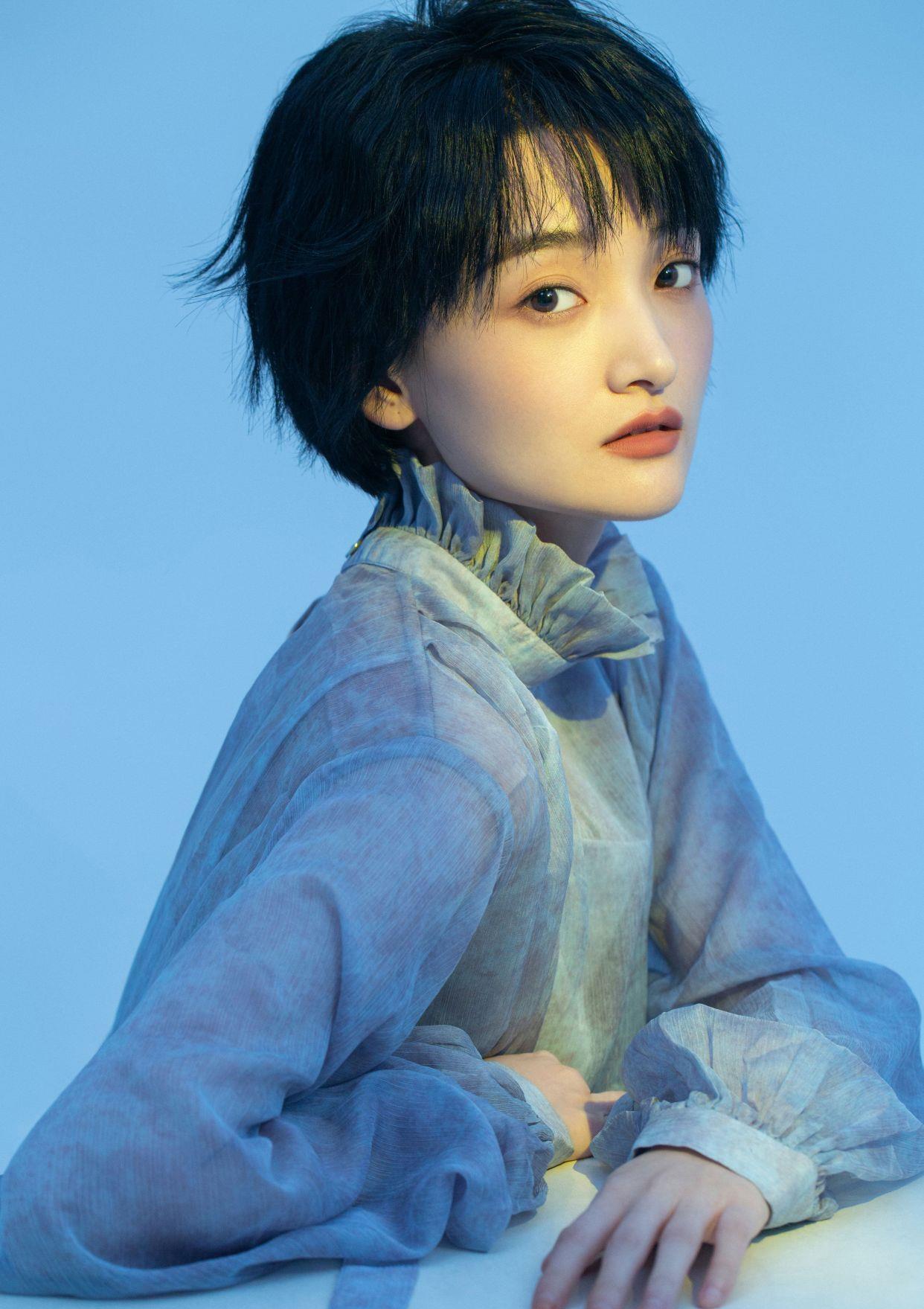 付小仙雾蓝色纱衣写真释出 一头乌黑短发鬼马空灵