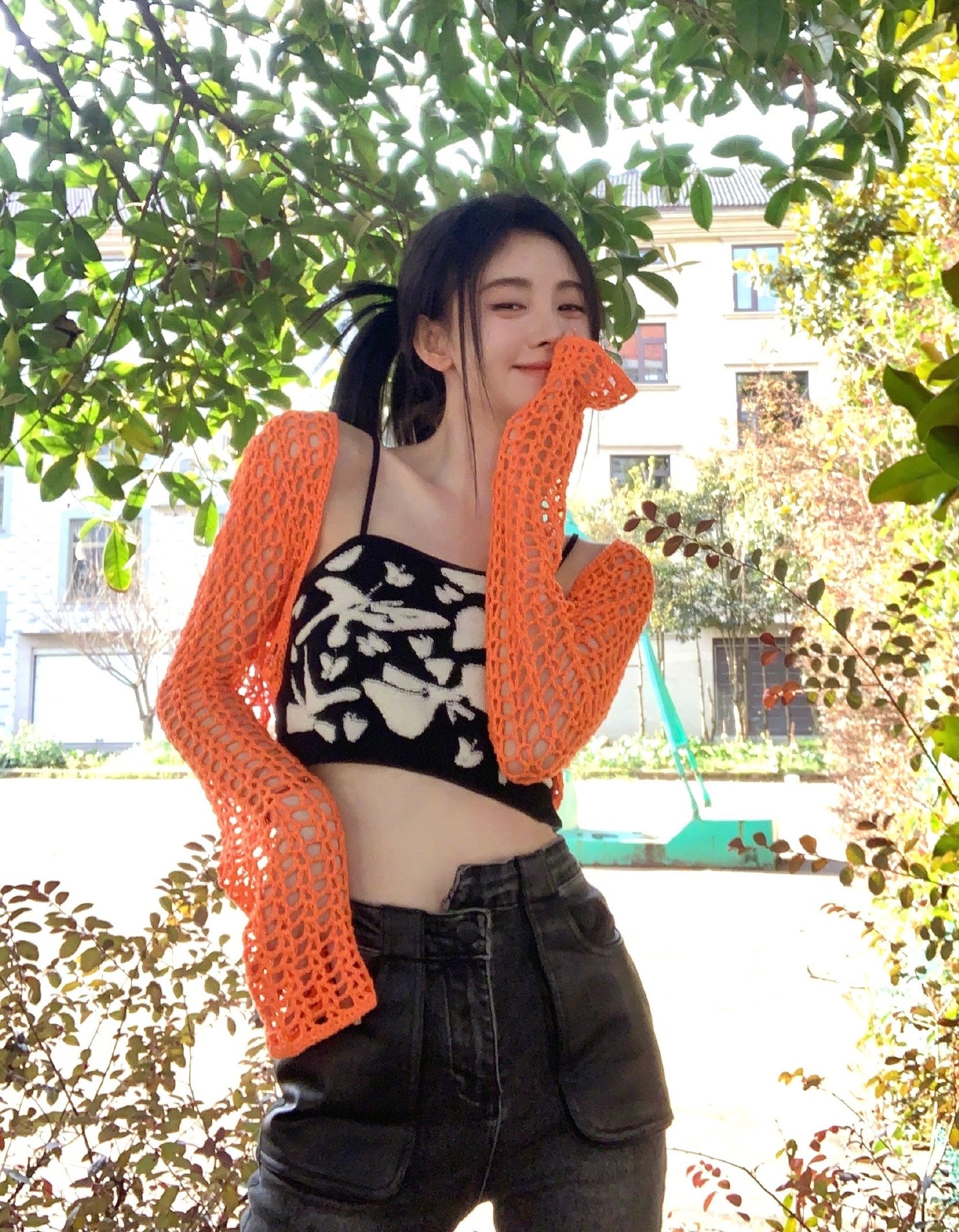 鞠婧祎晒春天美照穿吊带衫尽显小蛮腰又纯又欲身材抢镜