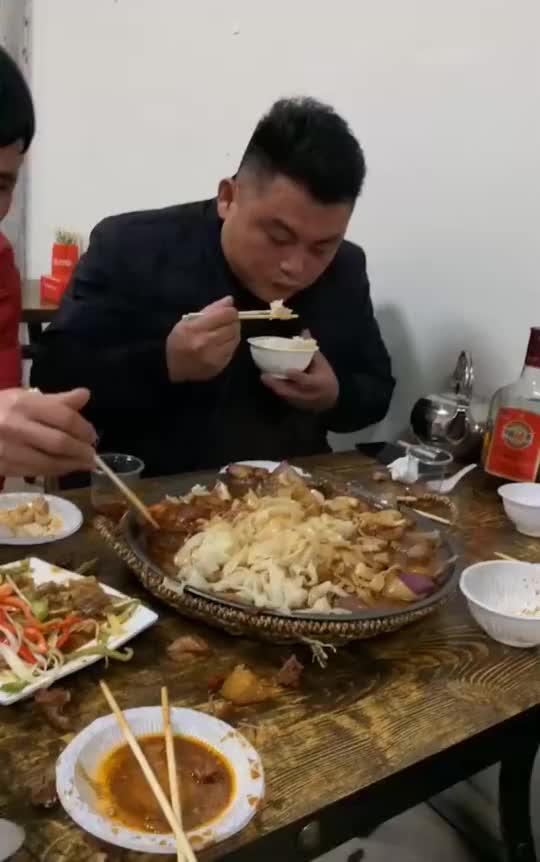 家里安排的相亲男吃饭时拍到的一幕这情况能处对象吗