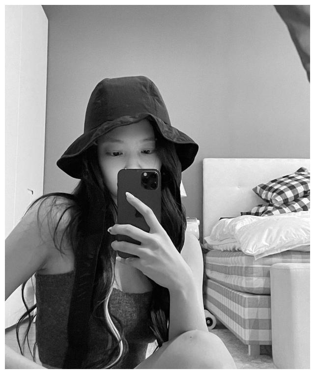 粉墨jennie对镜自拍,背心短裤秀细白长腿,美丽到模糊,kai入镜__财经