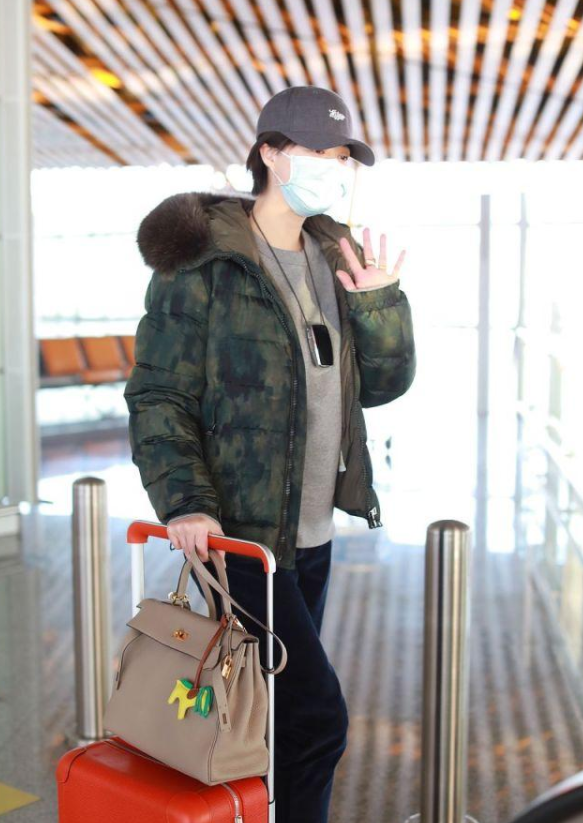 蒋欣单手拉箱脚踩皮靴气质超a,穿棉服御寒低调难掩星范儿