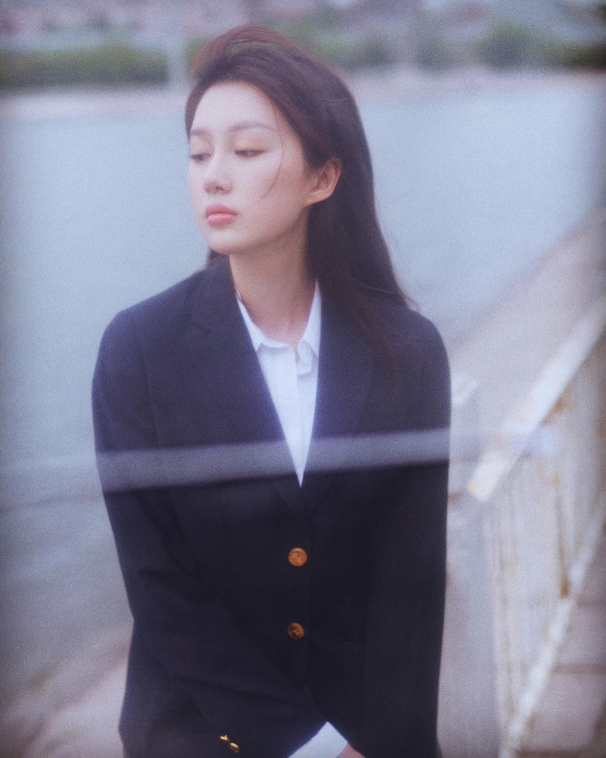 演员于子洋夏日校服写真释出 灵动清凉演绎少女奇思妙想