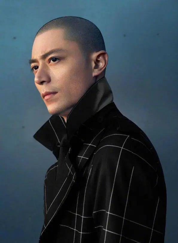 霍建华"神颜"名不虚传,穿西装风衣化身摩登男士,光头也帅气!