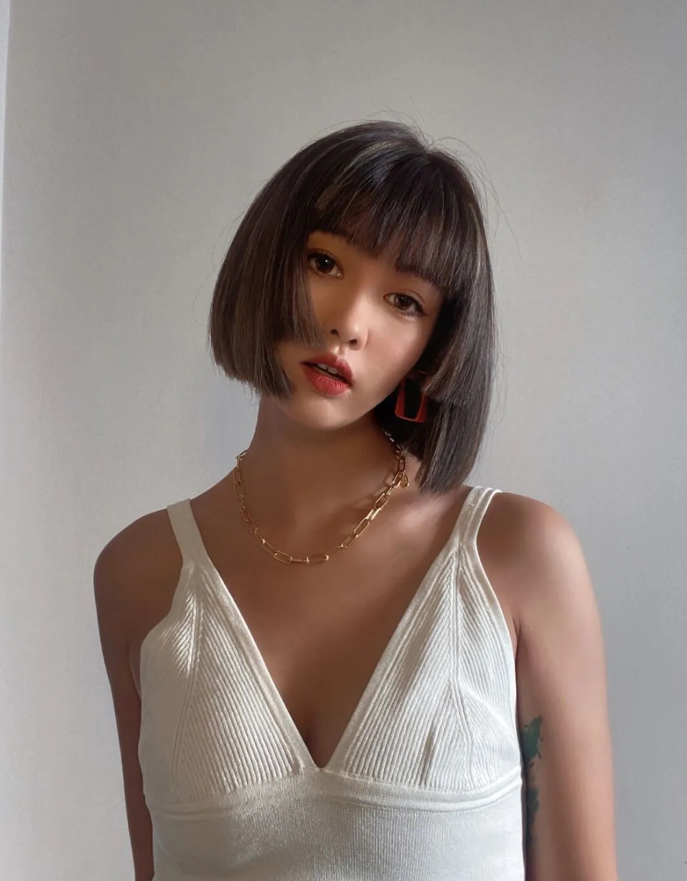 可以把前面两侧剪出阶梯状的效果,有点类似于公主切的造型,显得更加的