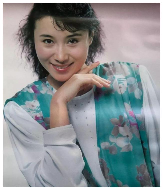 "牧羊女"丁岚巅峰时移居国外,经商后身家过亿,56岁仍单身