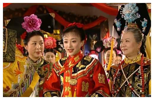 还珠格格:知画大婚之夜,谁注意到小燕子的头饰颜色?真讽刺