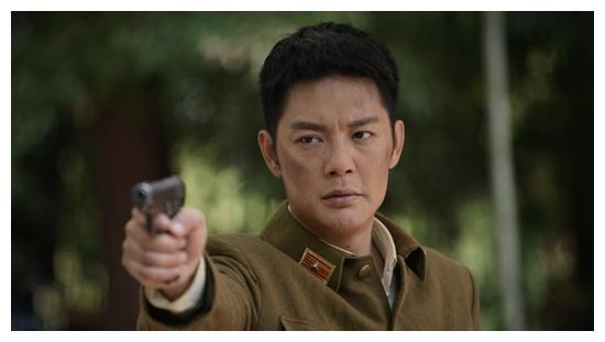 她捧红丈夫付出了自己21年,却输给嫩模半年的追求,如今生活艰苦