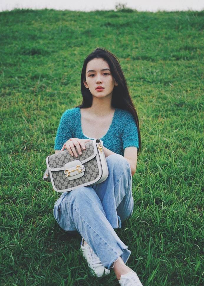 魏莱穿搭好少女,背带裙搭白色t恤,身材凹凸有致__财经头条