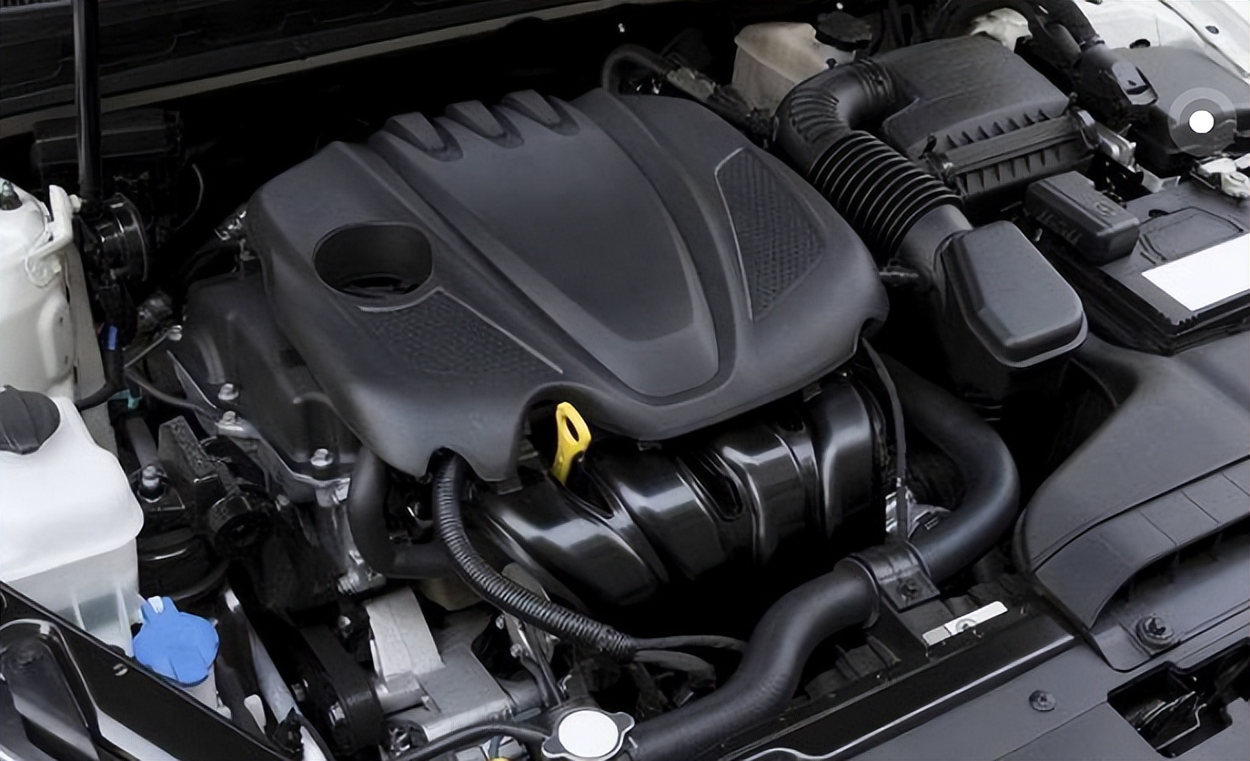 如果汽车发动机舱长时间不清理,积累的灰尘过多,有可能会导致散热不良