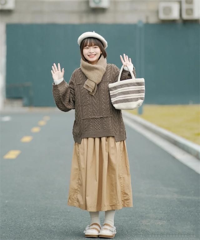 思路三:深色衣服更显瘦当然,对于身材微胖的女孩子来说,穿衣配色同样