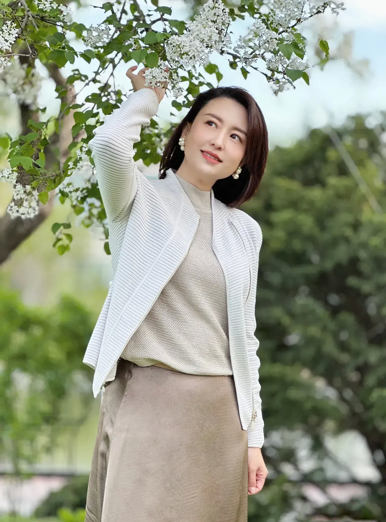 张蕾丁香树下秀美照白色针织好个性米色混搭似小姑娘