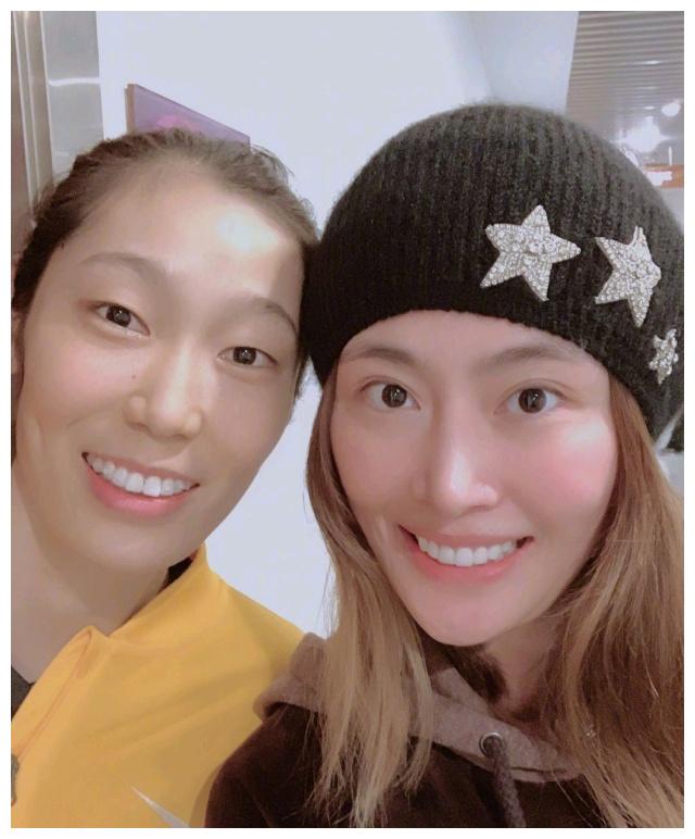 马蕴雯太能玩了,封闭在家与老公打花式排球,网友热议:嫁对了!