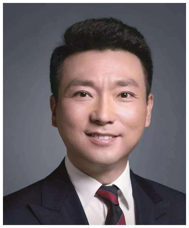 新闻联播33岁新主持严於信琴棋书画样样精戴钻戒名草有主