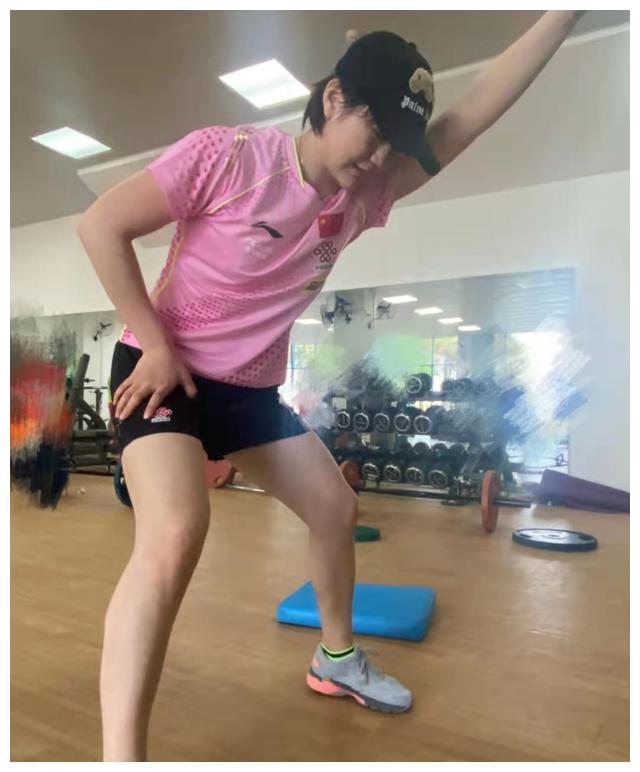 陈梦发文感谢黄晓明给自己送茶,网友:表哥对表妹也太好了!