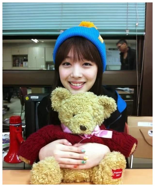 来看望崔雪莉,甚至会把崔雪莉生前的照片打印过塑,放在崔雪莉墓碑前