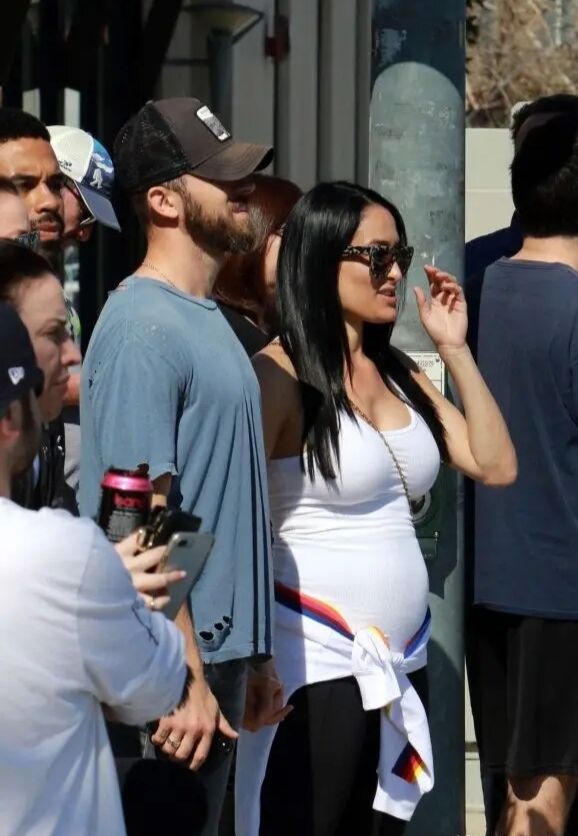 妮基·贝拉携男友现身,黑白配紧身穿搭,挺孕肚大秀恩爱