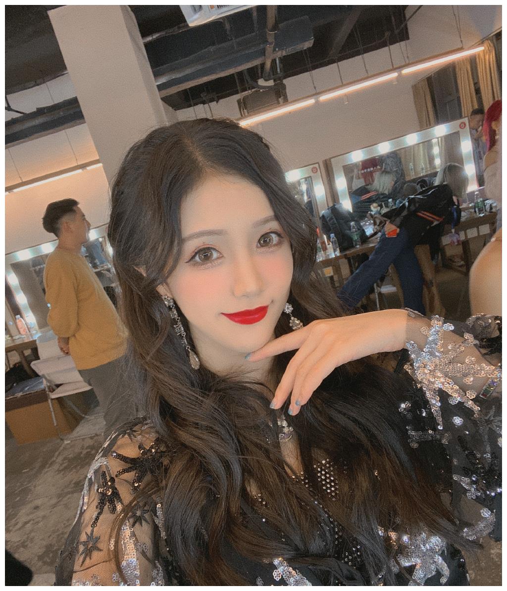 抖音一姐宸荨樱桃,靠出水视频吸粉百万,茶里茶气被少女喷到自闭