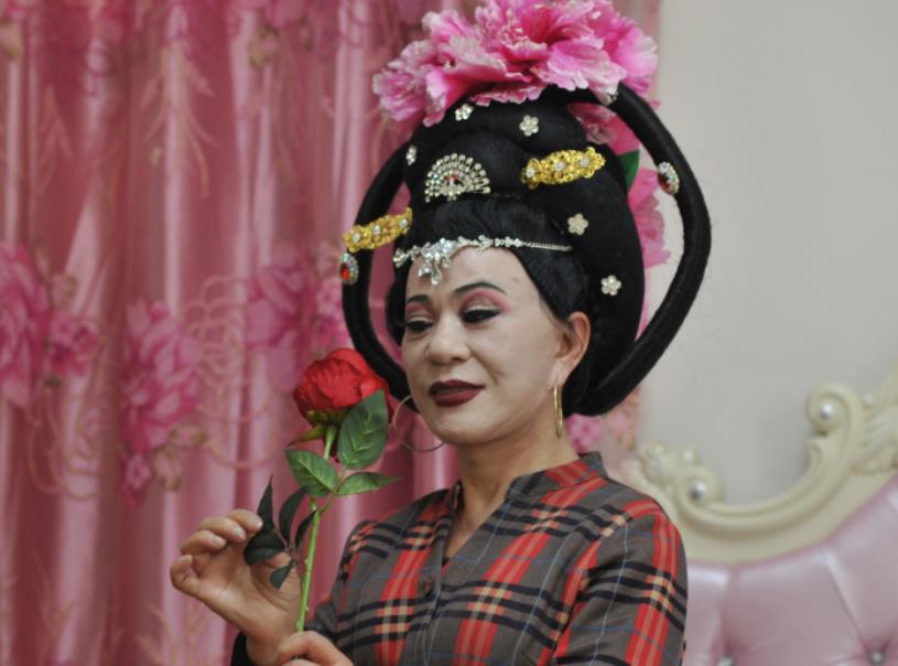 大爷男扮女装赚了百万家产却沉迷反串表演无法自拔后来怎样